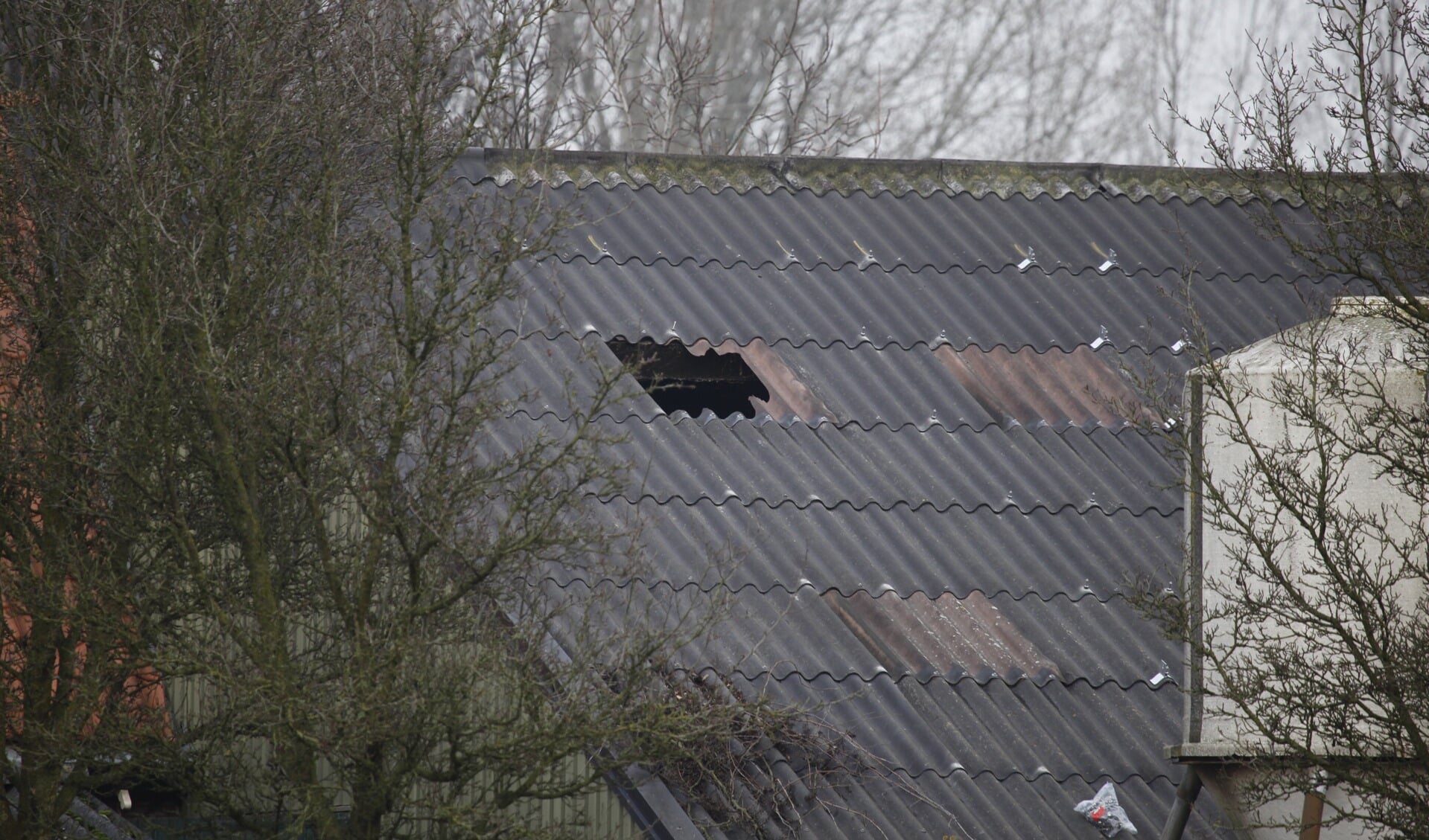 Man gewond na val door het dak in Vierlingsbeek. (foto: SK-Media)