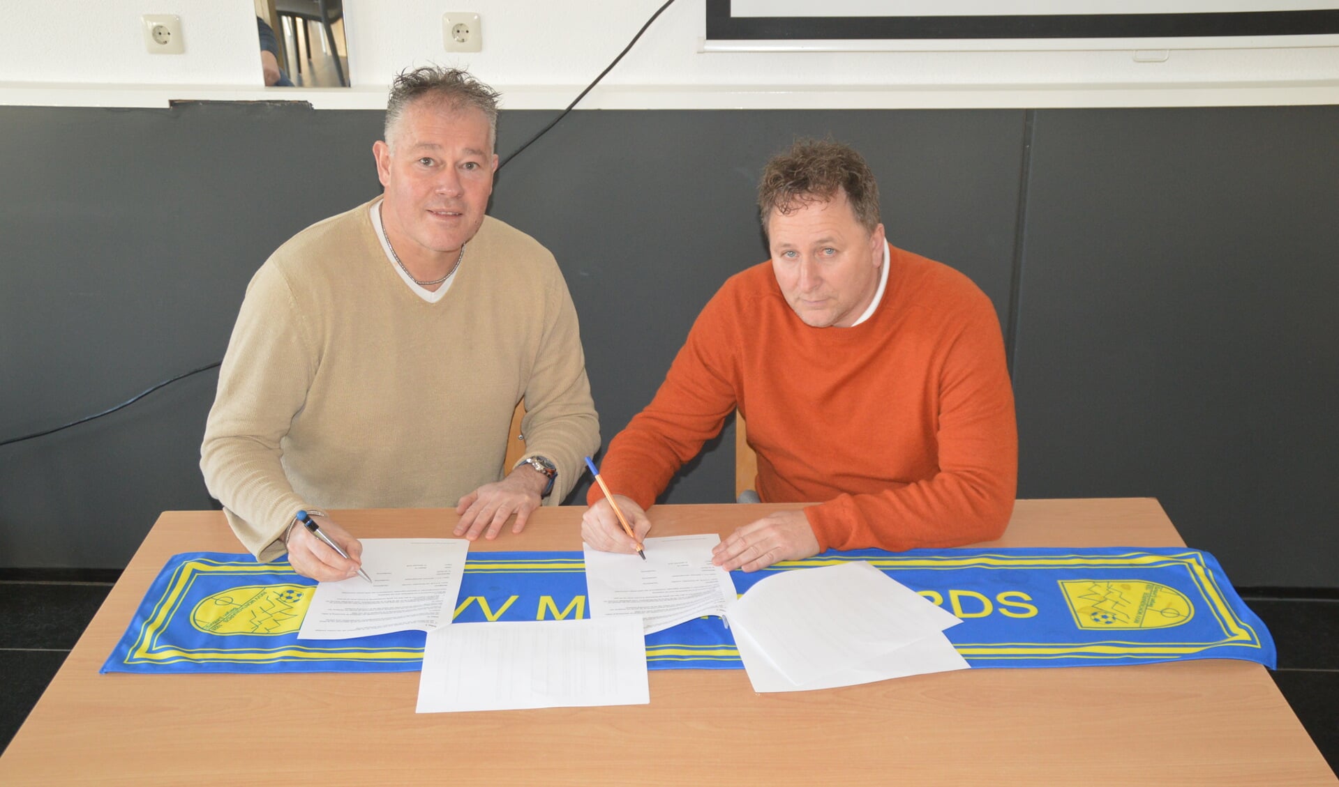 Gé de Renett (rechts) tekent zijn contract bij Montagnards.