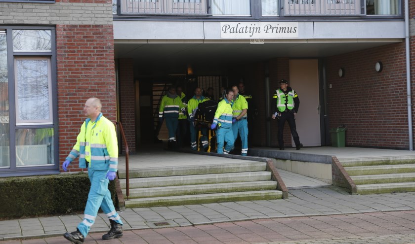 Twee personen zijn afgevoerd naar het ziekenhuis. (foto: SK-Media)