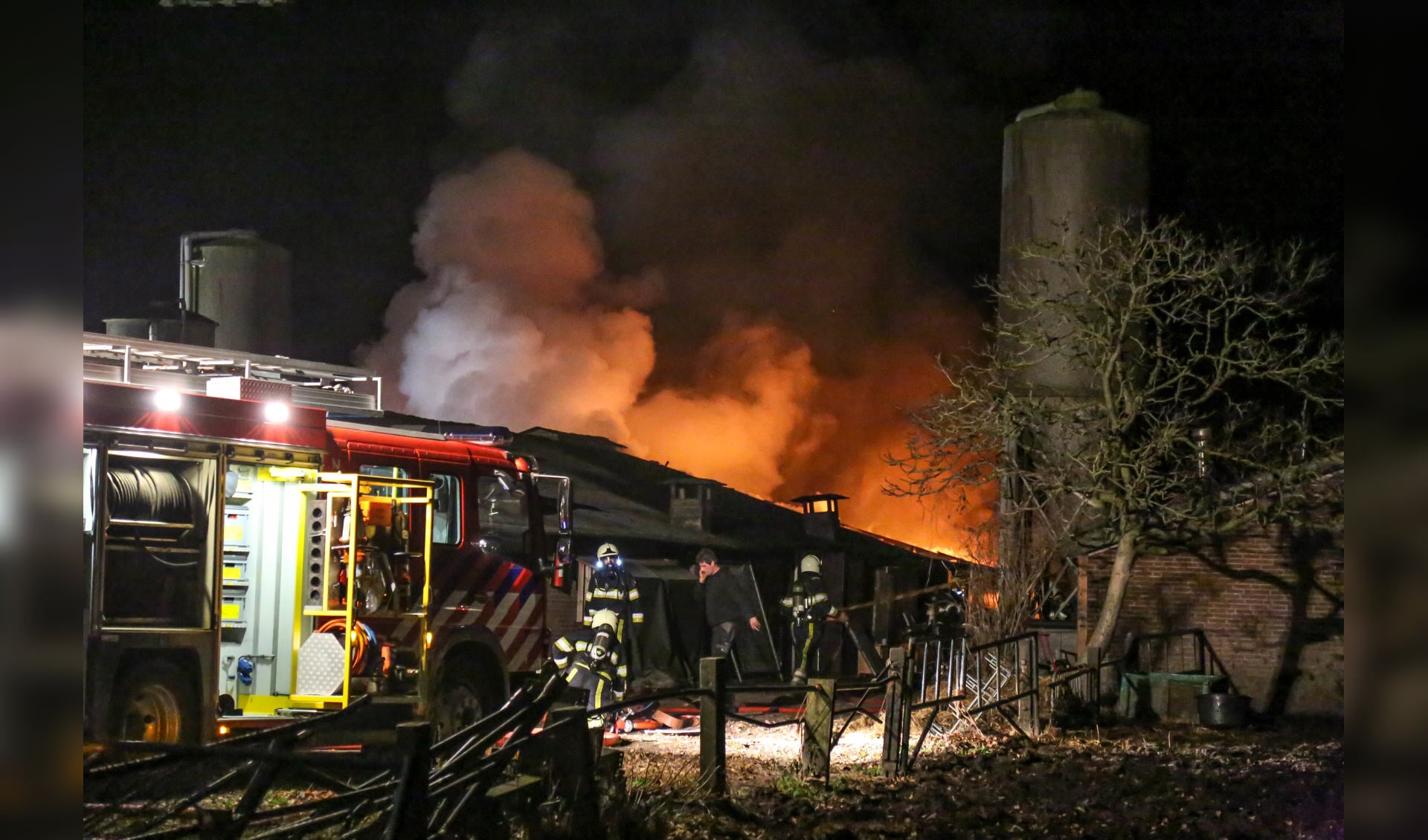 De brandweer blust de brand ( Foto's : Maickel Keijzers / Hendriks Multimedia )