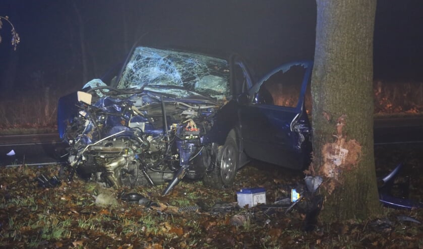 Automobilist zwaargewond na ongeval tegen boom. (Foto's : Maickel Keijzers / Hendriks multimedia)