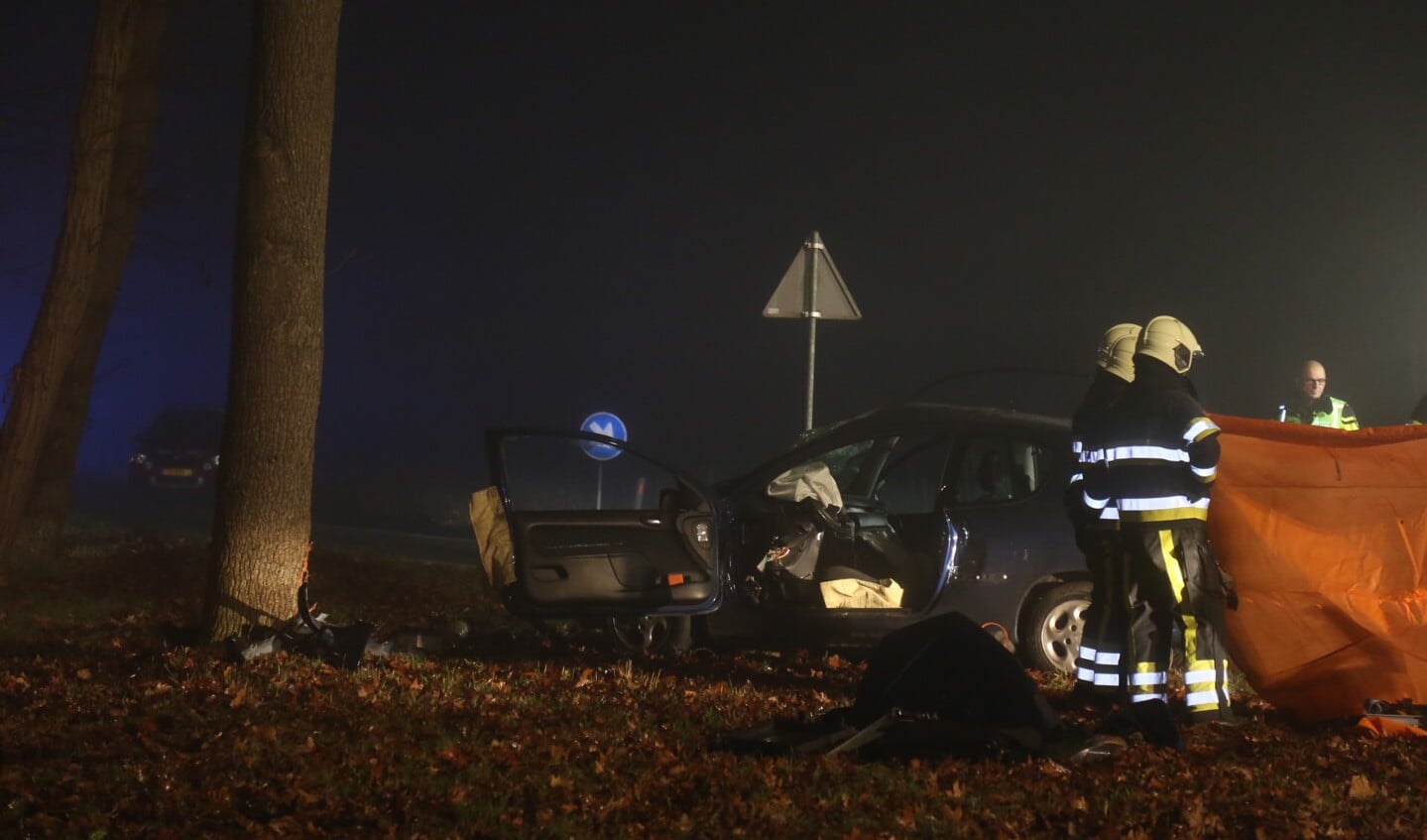 Automobilist zwaargewond na ongeval tegen boom. (Foto's: Maickel Keijzers / Hendriks multimedia)