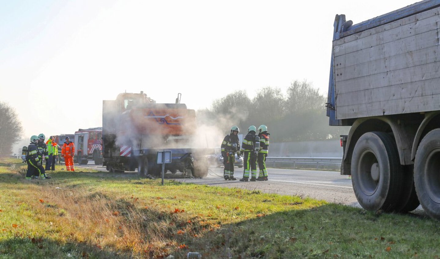 Vrachtwagen in brand. (Foto: Maickel Keijzers / Hendriks multimedia )