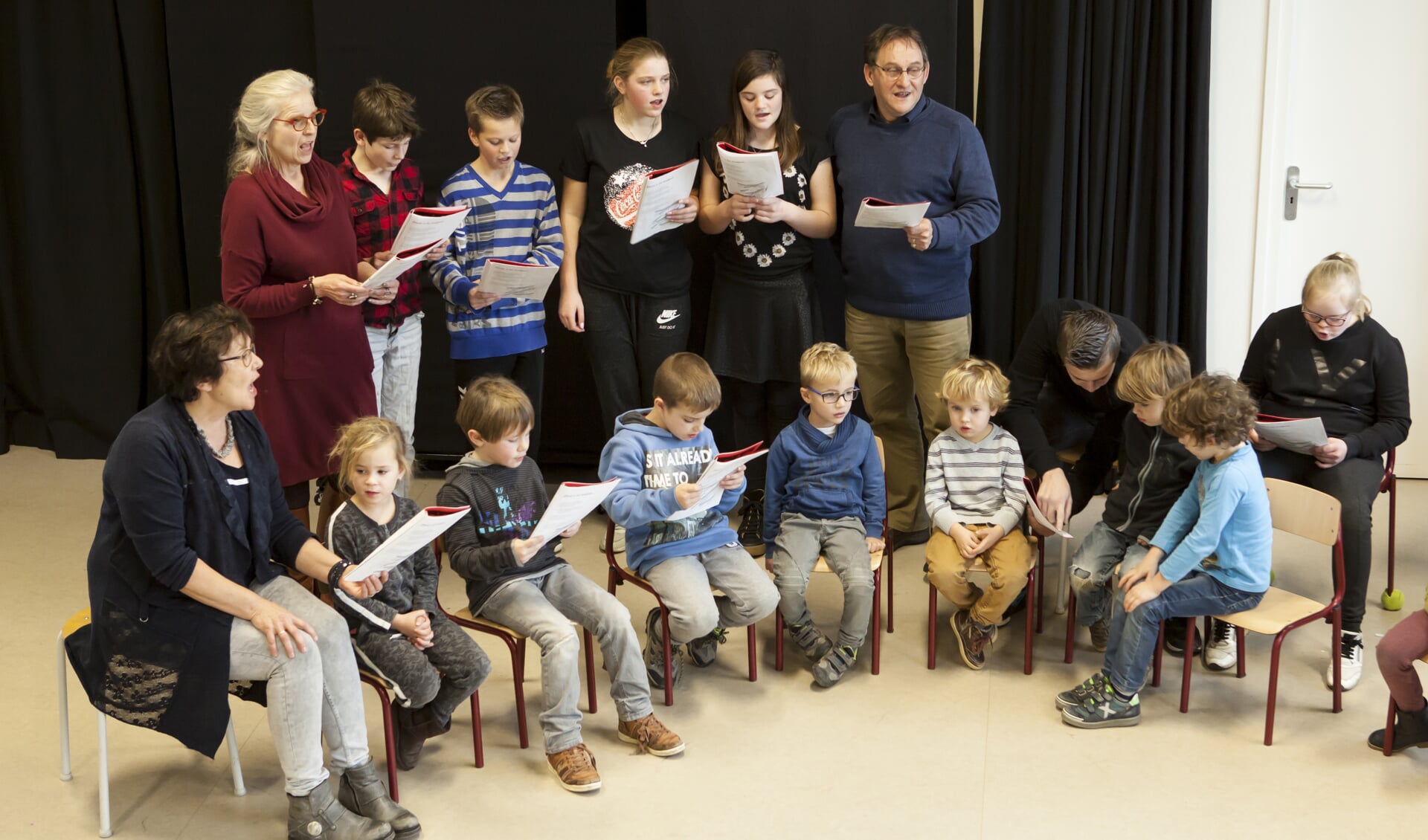 Leerlingen van de Lindekring oefenen kerstliedjes. Staand rechts: directeur Ton Hovens. (foto: Diana Derks)