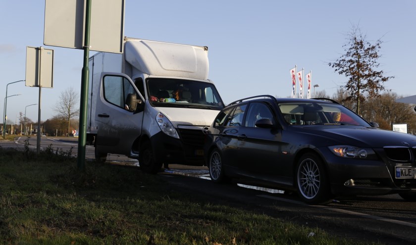 Vrachtauto botst op auto in Cuijk: geen gewonden, schade beperkt. (foto: SK-Media)