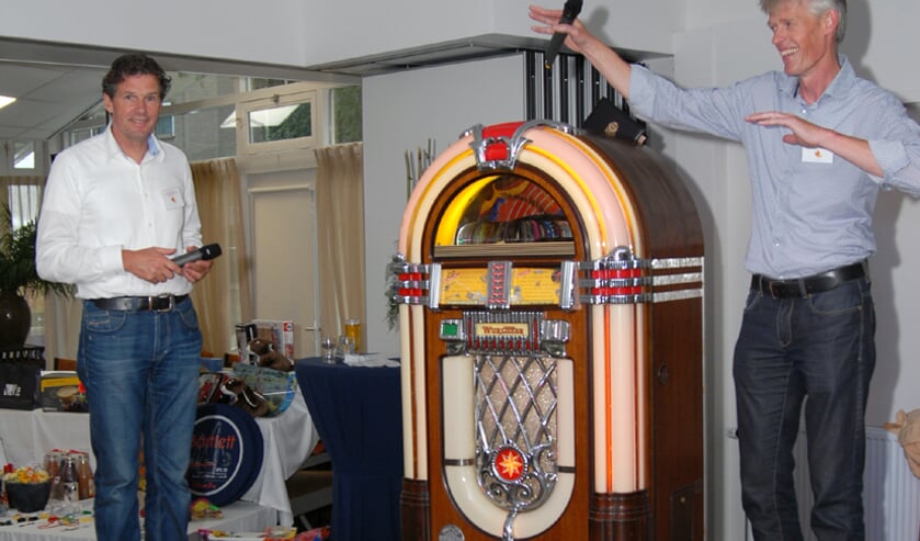 Ad van Boxmeer (links) en René Jetten bij de jukebox in Sint Jan.