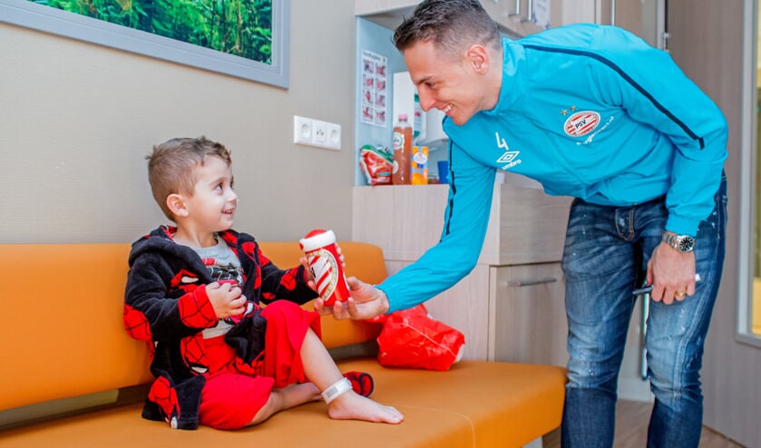 Santiago Arias op bezoek bij Bernhoven.