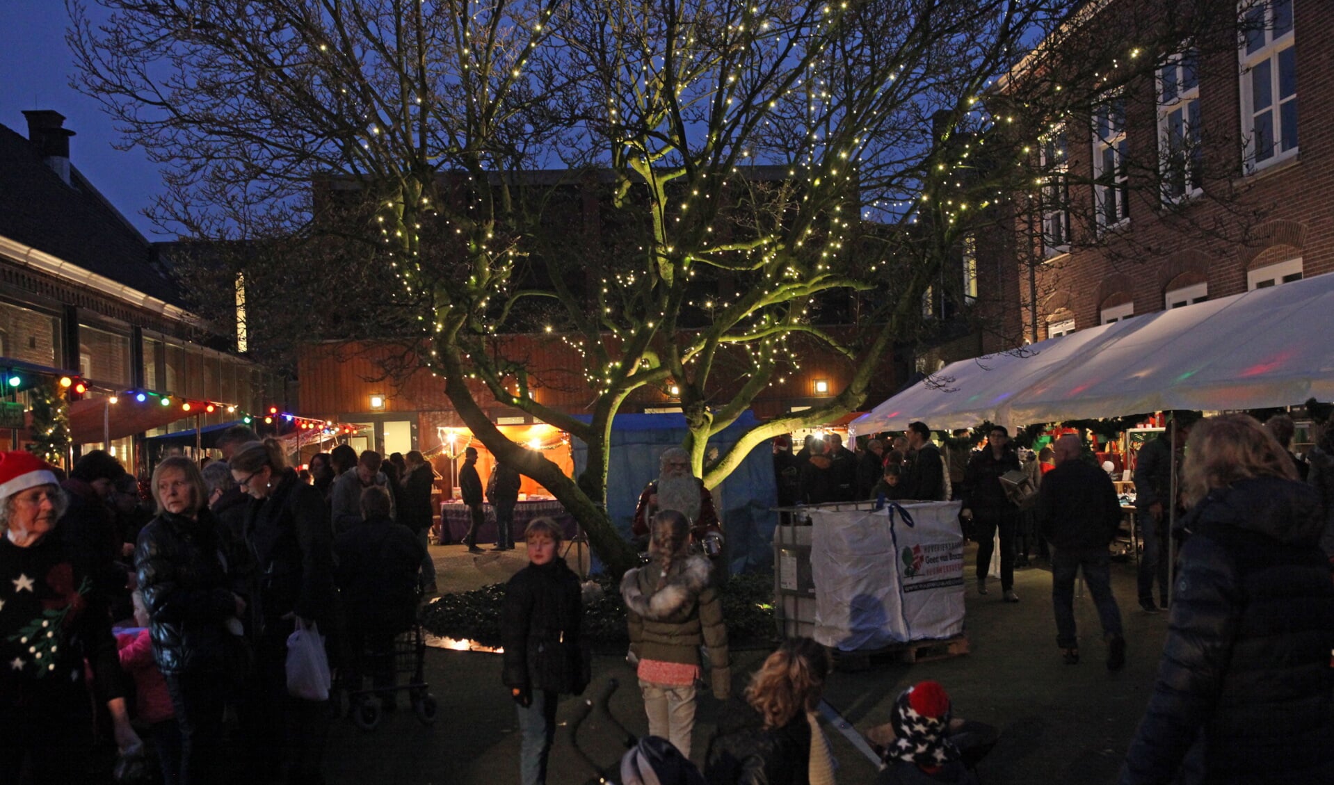 Kerstmarkt druk bezocht in Zijtaart (Foto's Peter Kuijpers)