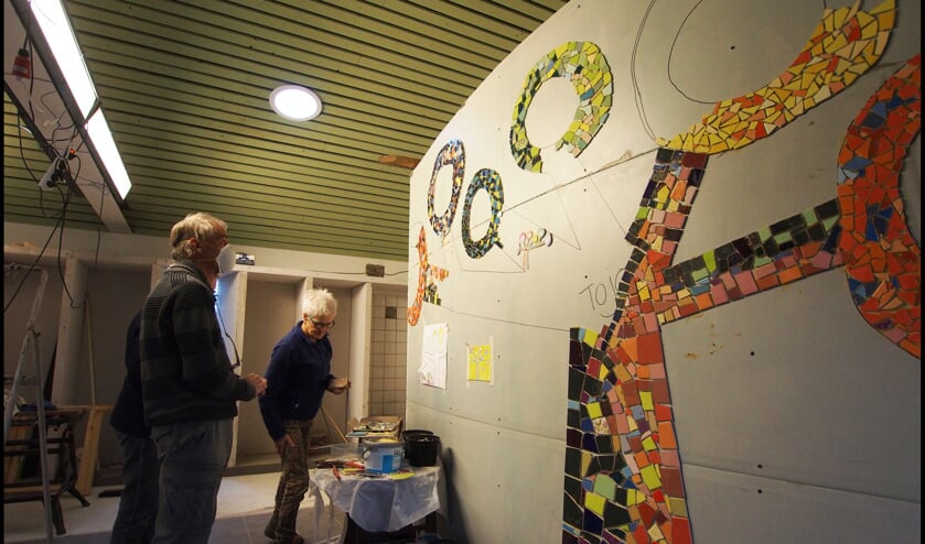 Mensen maken samen een mozaïekwand in de ontmoetingsruimte bij Verdeliet. (foto: Marcel Heeres)  