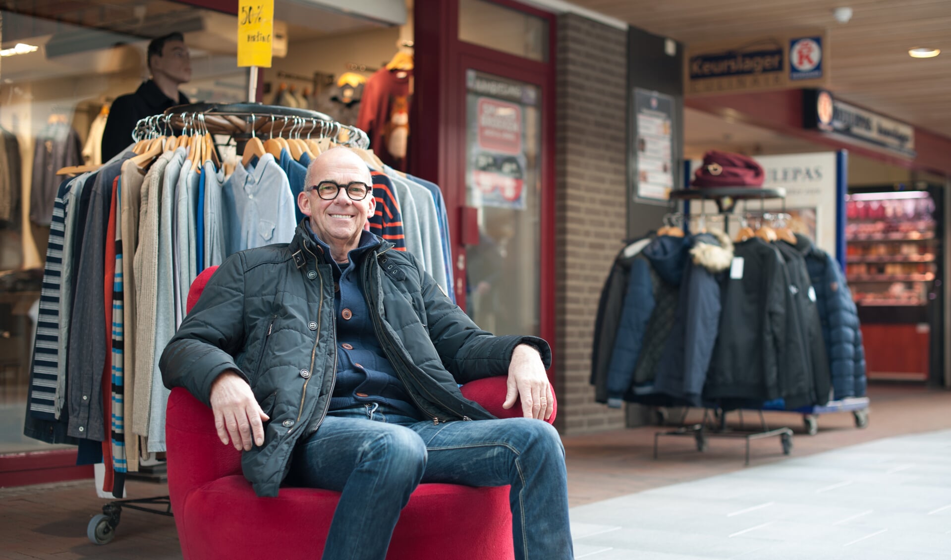 Voorzitter Jacques Smits van Centrummanagement Boxmeer op de kenmerkende rode stoel. (foto: Patricia de Ryck)