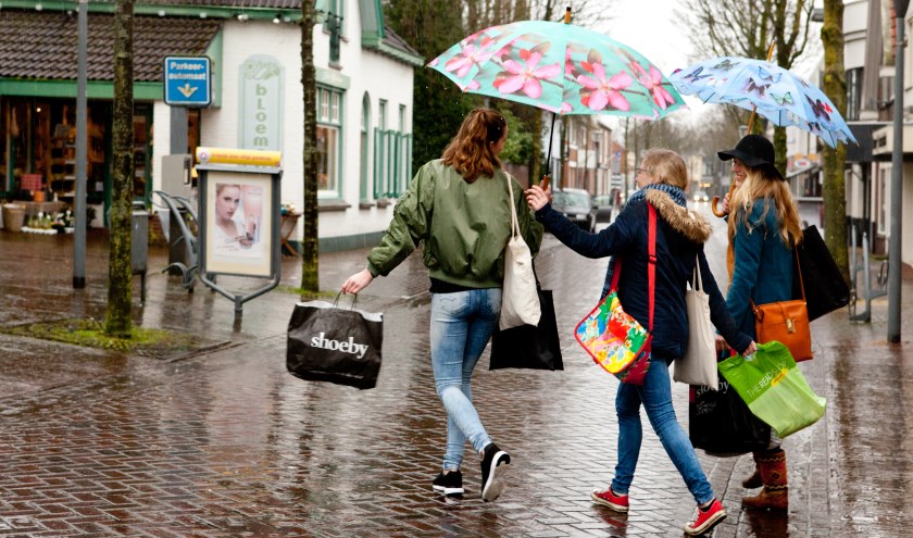 Onder meer succesverhalen moeten het winkelend publiek naar Cuijk lokken. (archieffoto: Diana Derks)