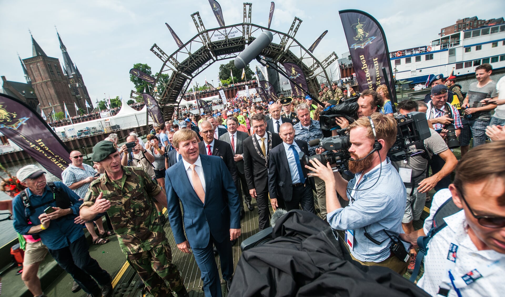 Koning Willem Alexander brengt een verrassingsbezoek aan Cuijk en Middelaar. (foto: Arjan Broekmans)