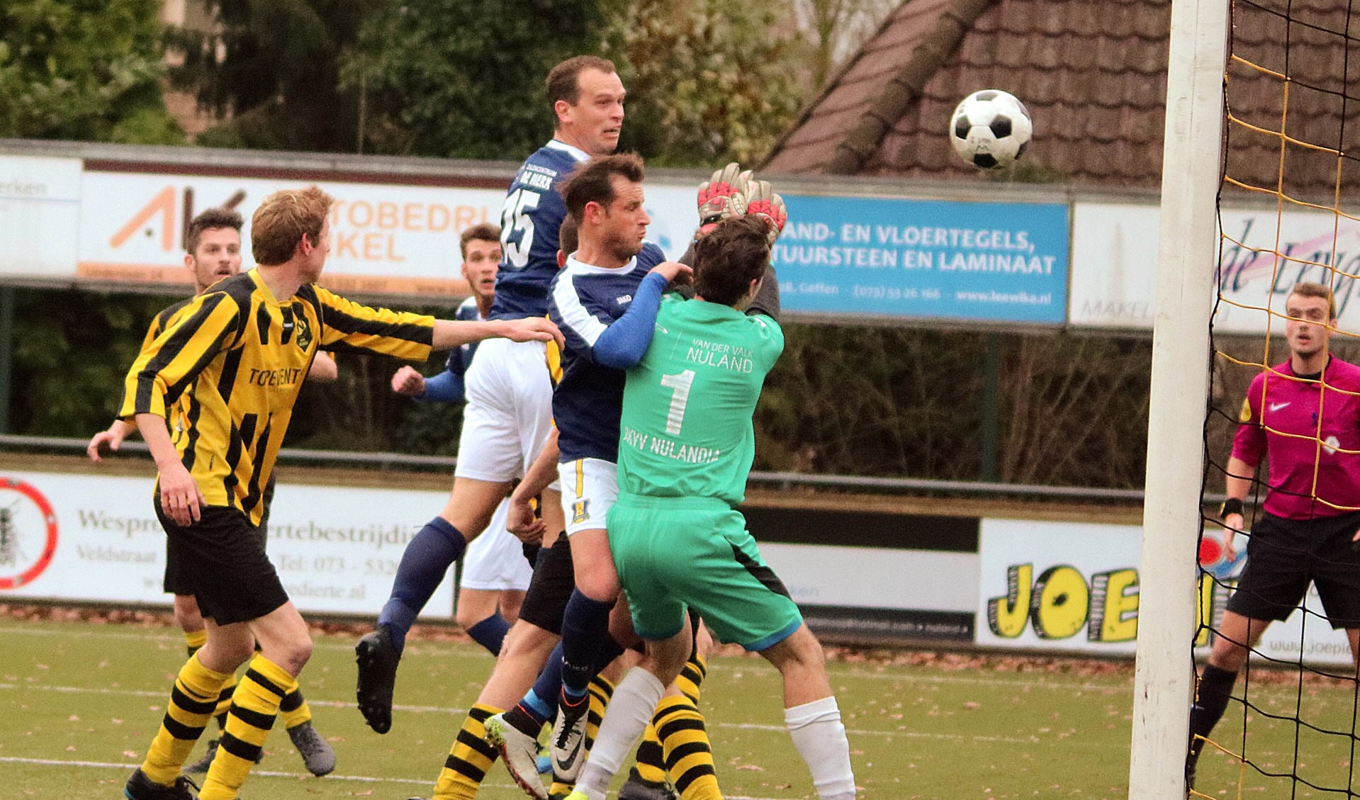 Donny van Herpen kopt de 0-1 binnen. (Foto Jo van Herpen)