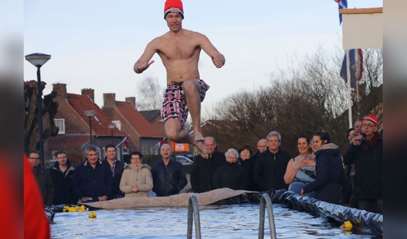 Nieuwjaarsduik in Vortum-Mullem: inmiddels een goede traditie.