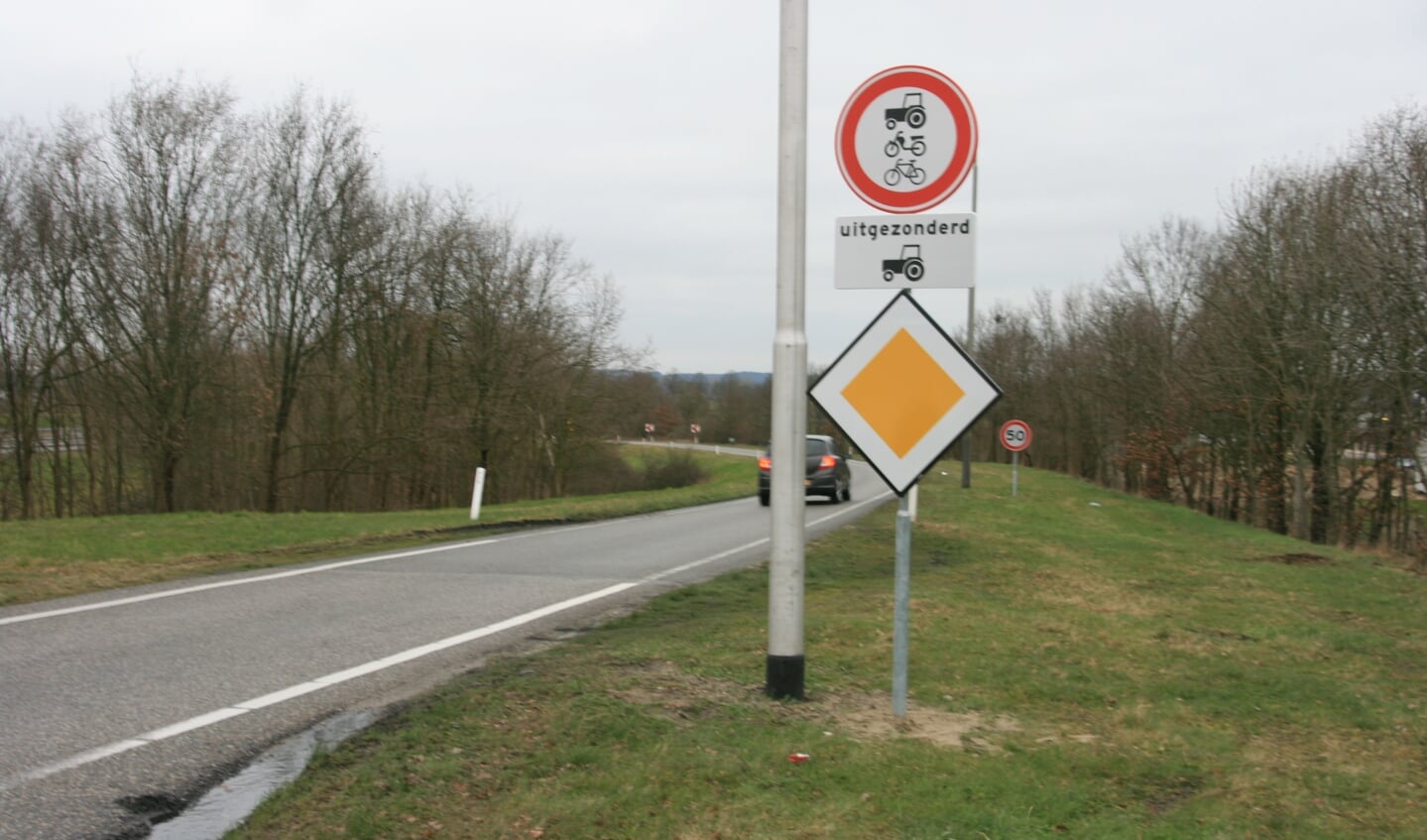 De verkeersborden bij de toeritten van de N271 maken de situatie vooralsnog niet duidelijker.