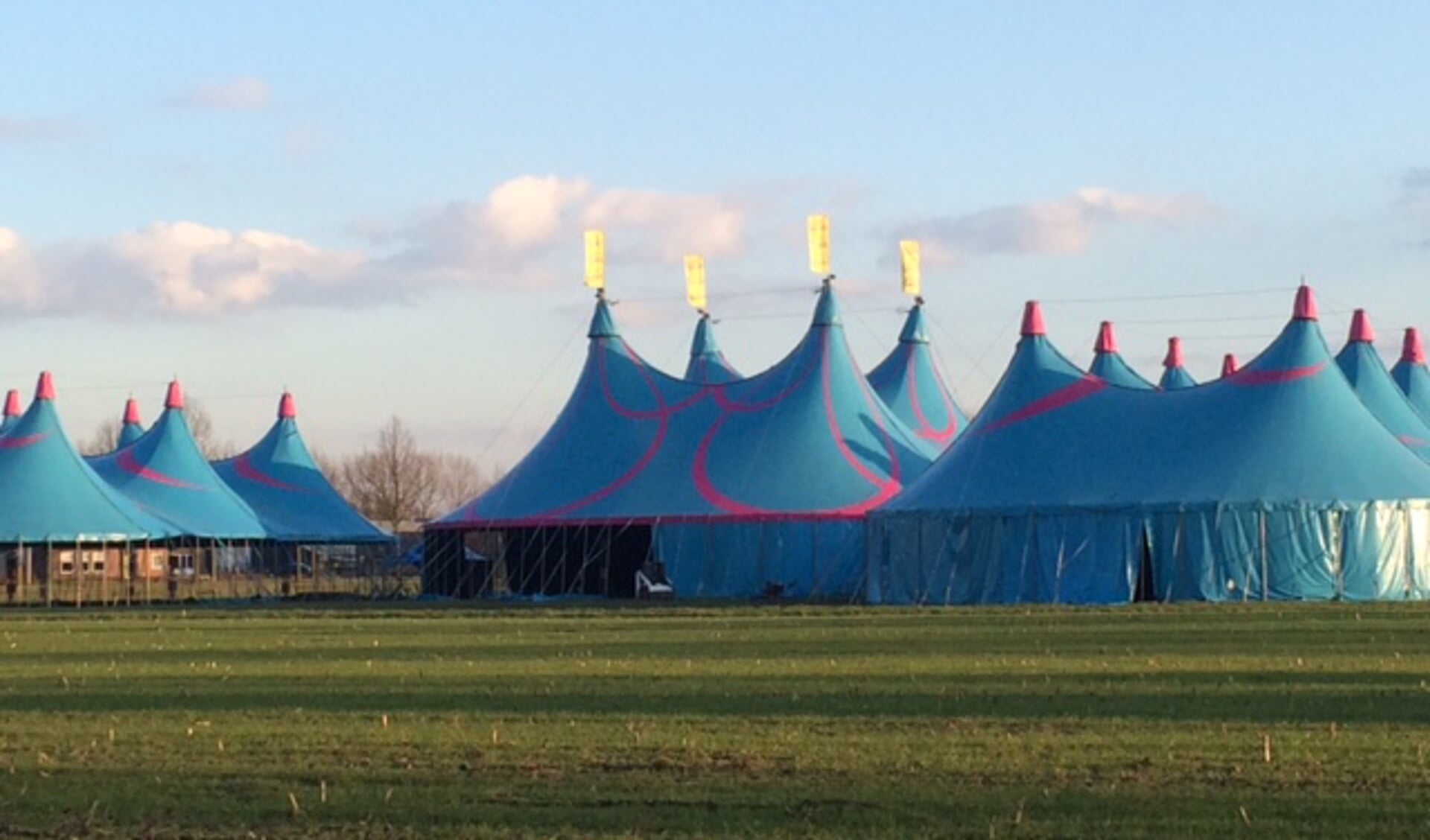 De werkzaamheden om het terrein aan de Reekseweg tot feestlocatie om te bouwen, zijn inmiddels in volle gang.