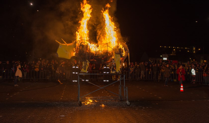De verbranding van de os. (Foto: Robert Verhoeven)