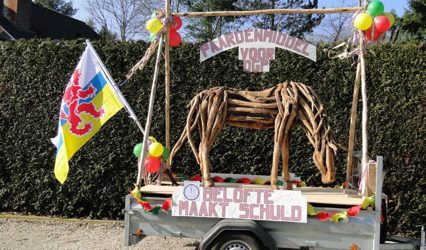 Wagen tijdens carnavalsoptocht in Mook: Paardenmiddel voor DGP