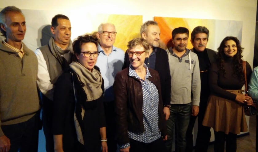 Riny van Rinsum, Francesca Verwegen en Aafke Steenhuis met de deelnemende kunstenaars.