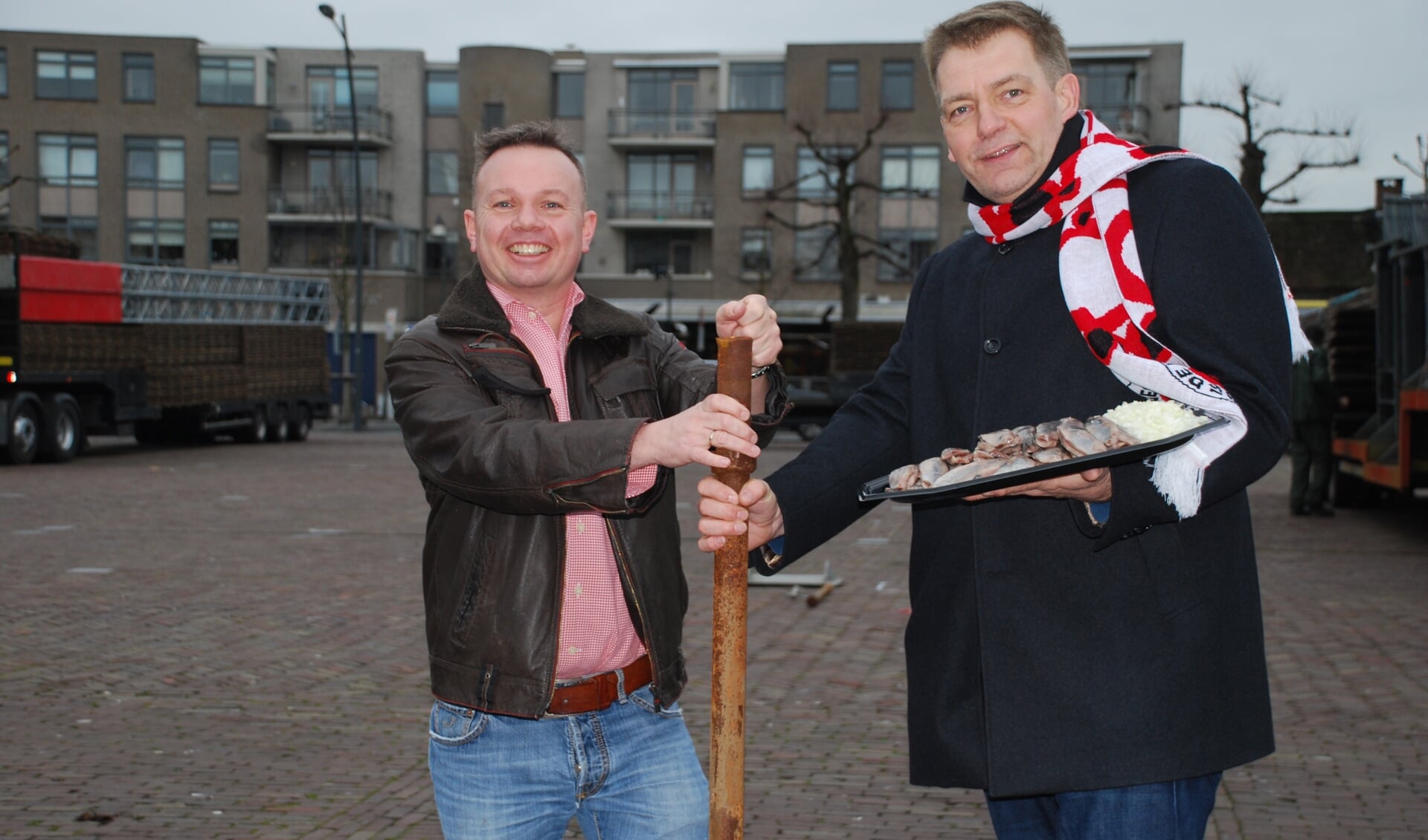 Roland de Laak (eigenaar Jumbo in Uden) en Kees van Middendorp (voorzitter Knoerissen) slaan de eerste haring de grond in.