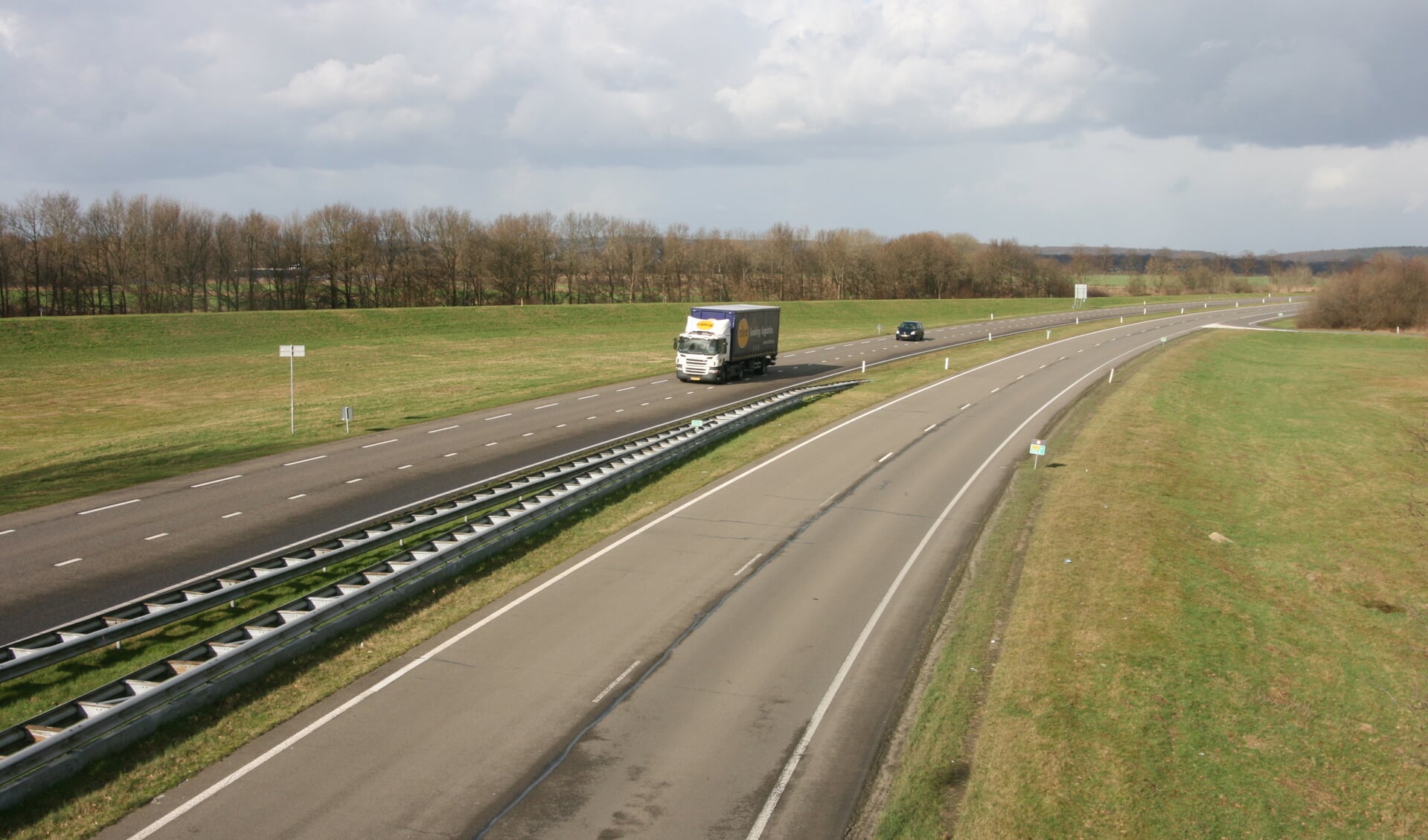 De N271 bij Gennep en Heijen is onder handen genomen. (foto: De Maas Driehoek)