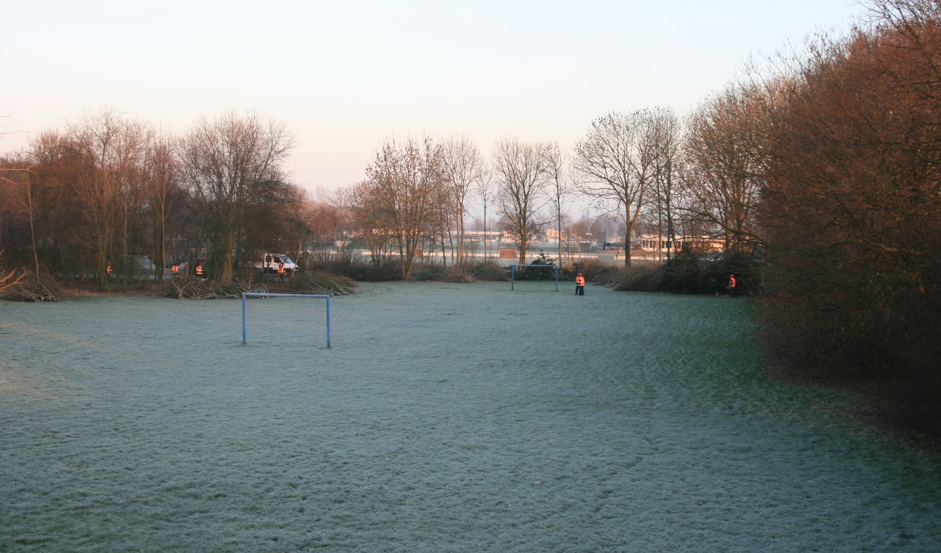 Op deze locatie langs de Maasdijk moet in de toekomst het Merletcollege verrijzen.