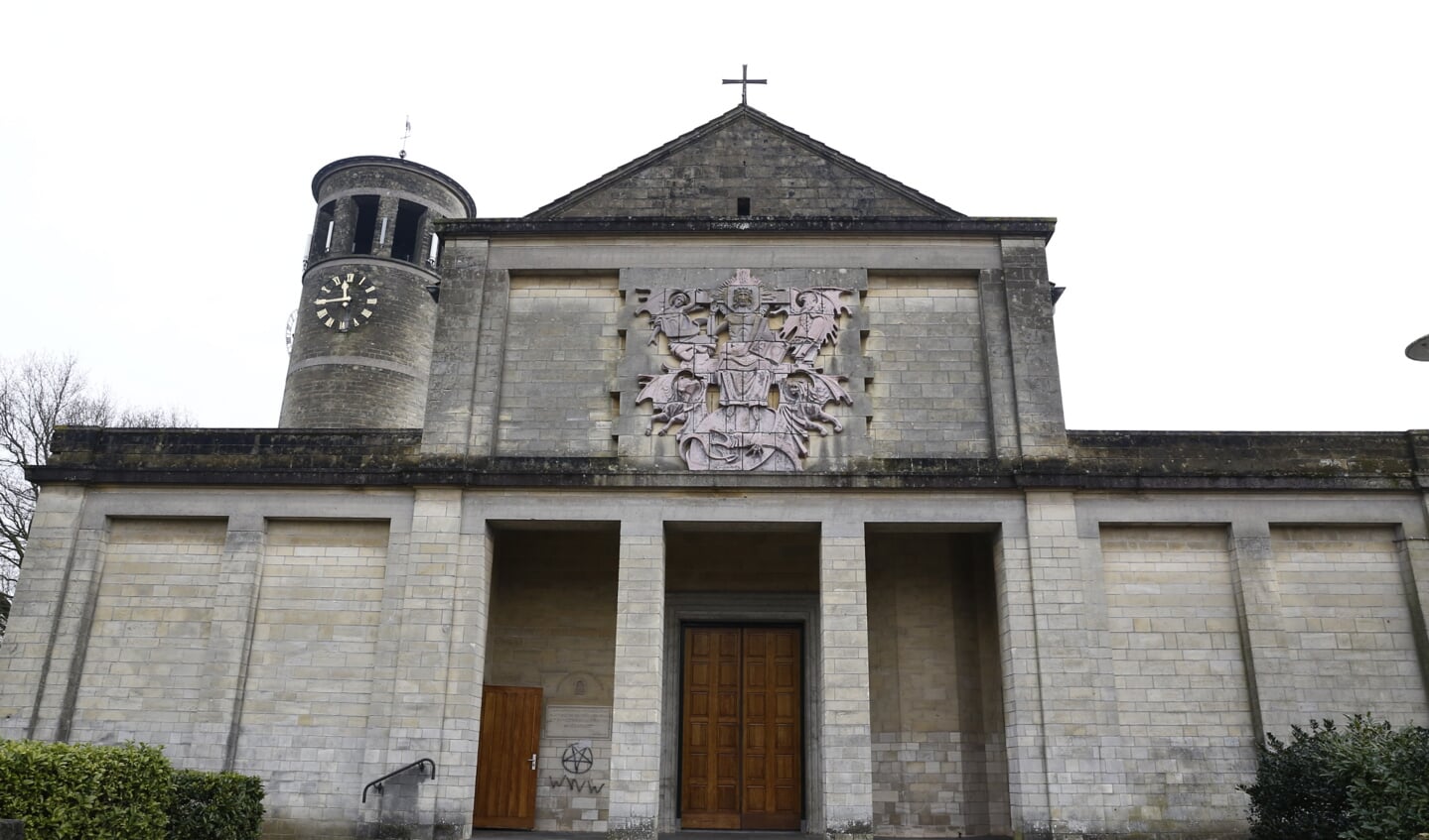 Ook de kerk in Oeffelt werd doelwit van bekladdingen. (foto: SK-Media)