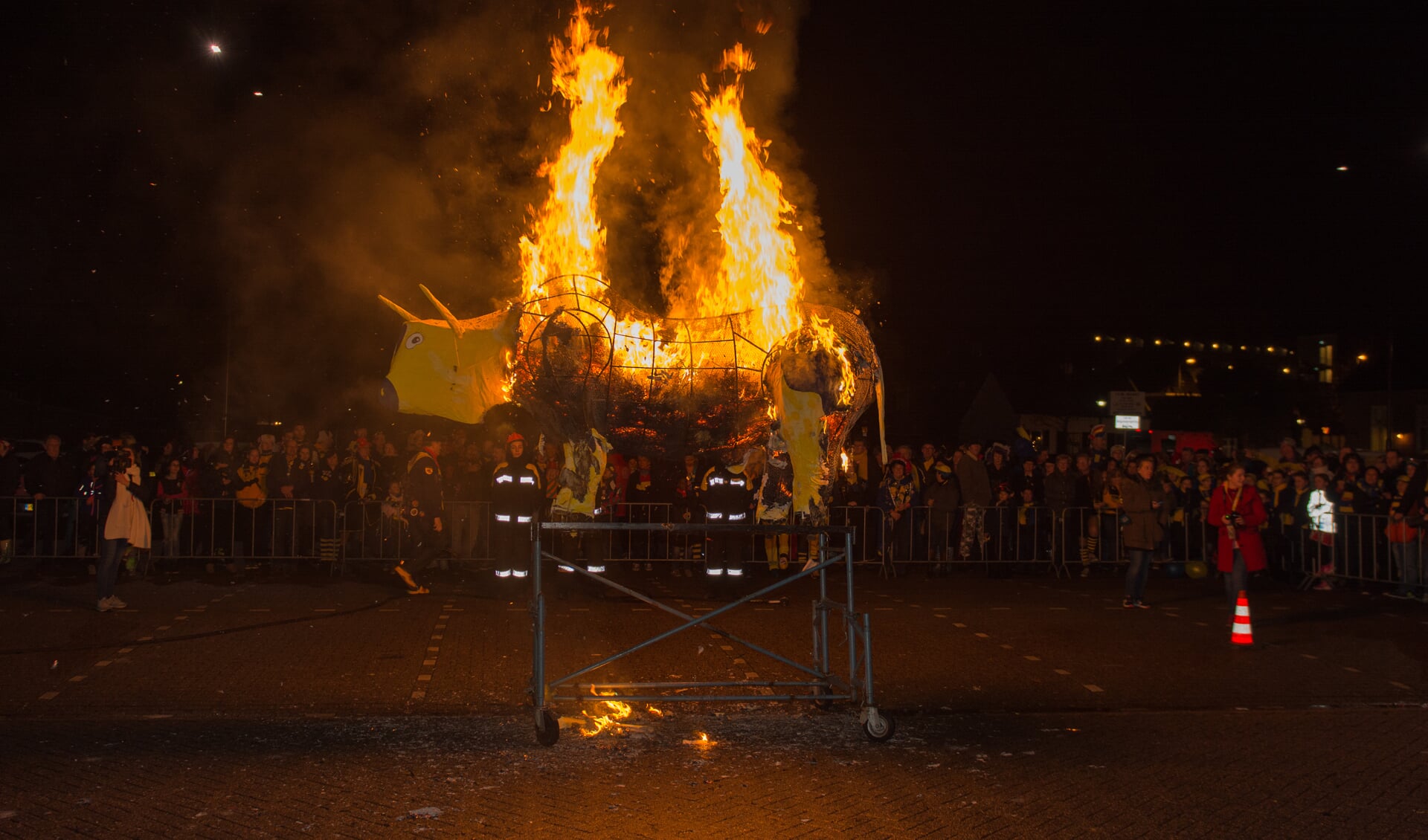 Carnaval werd dinsdagavond afgesloten met het verbranden van de os. (Foto: Robert Verhoeven)