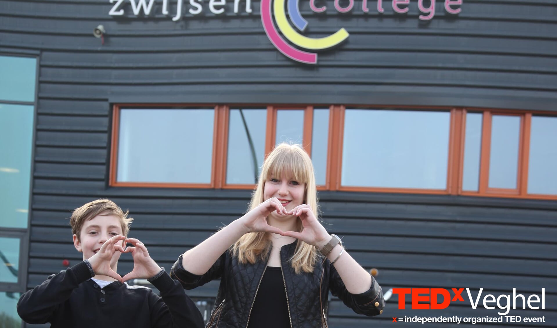 Finney (L) en Jasmijn (R) worden persoonlijk assistent tijdens TEDxVeghel.