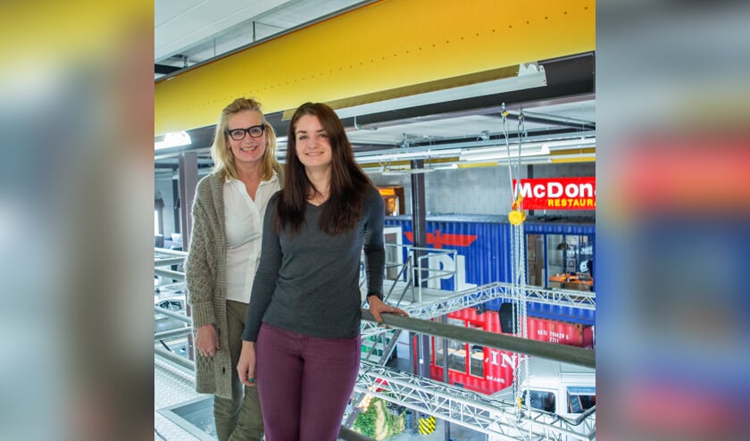Ellen Minkels (L) en Jennifer Luttikhuizen (R) zijn op dit moment waanzinnig druk met de voorbereidingen voor TEDxVeghel (Foto: Margot van Kleef).
