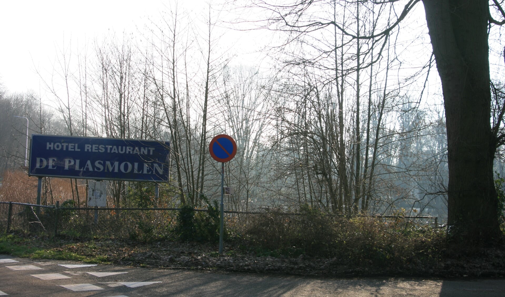 Het bord naast de Rijksweg is het enige dat nog herinnert aan het hotel in Plasmolen.