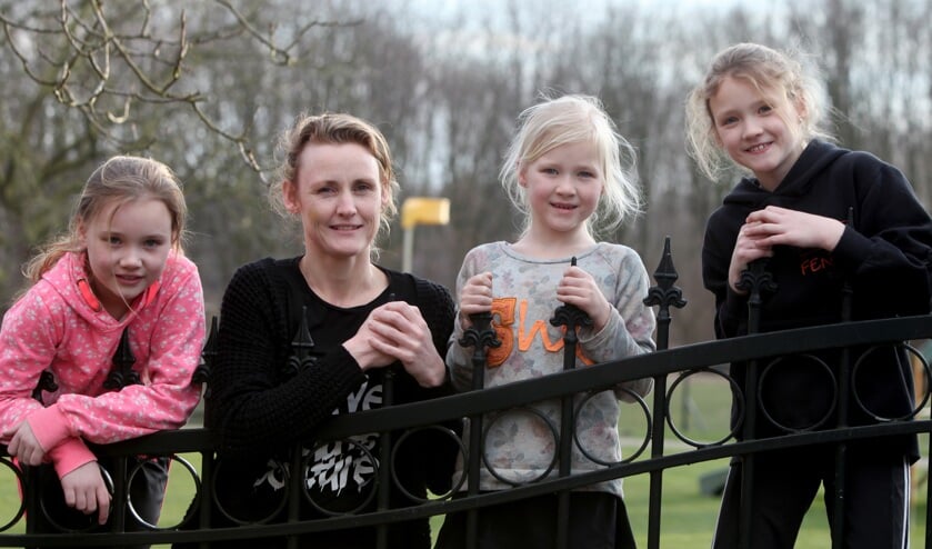 Monique van de Ven met haar korfballende dochters (Foto: Peter Kuijpers)