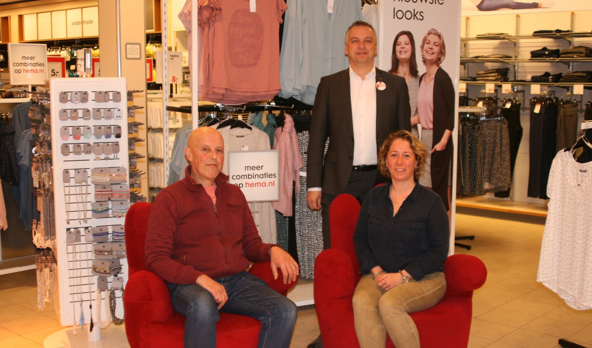 V.l.n.r: Marc Siebers (Centrummanagement), Maarten en Anneke Pieper (HEMA).