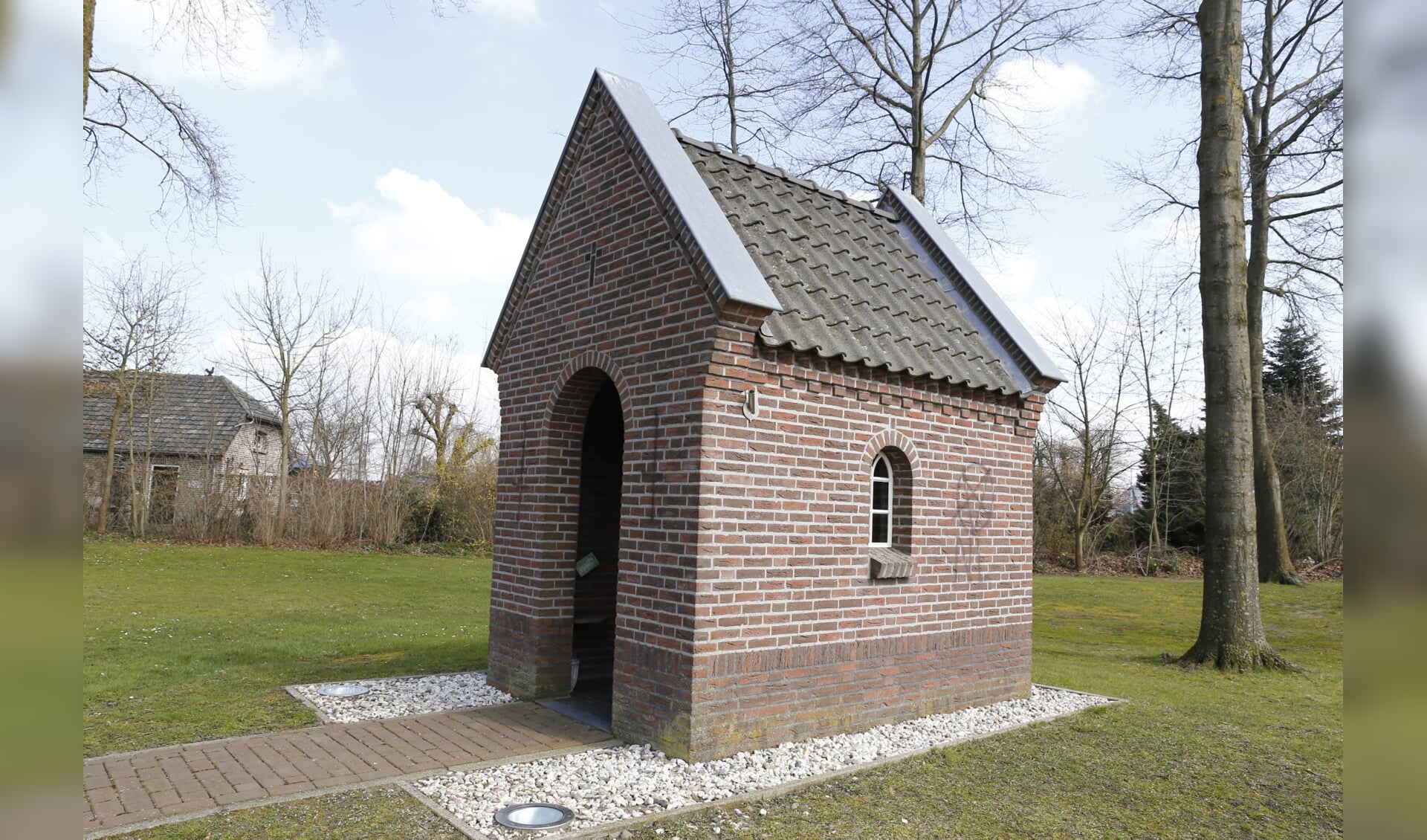 De kapel in Sint Hubert is beklad met een 'satanster'. (foto: SK-Media)