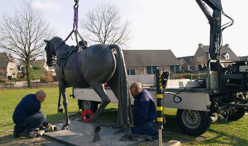 Bizarre taferelen donderdagmiddag in Erp. De paarden van Anky van Grunsven moeten weg.