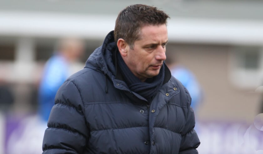 <p>Trainer Theo van Lieshout tekent één jaar bij in Heeswijk</p>