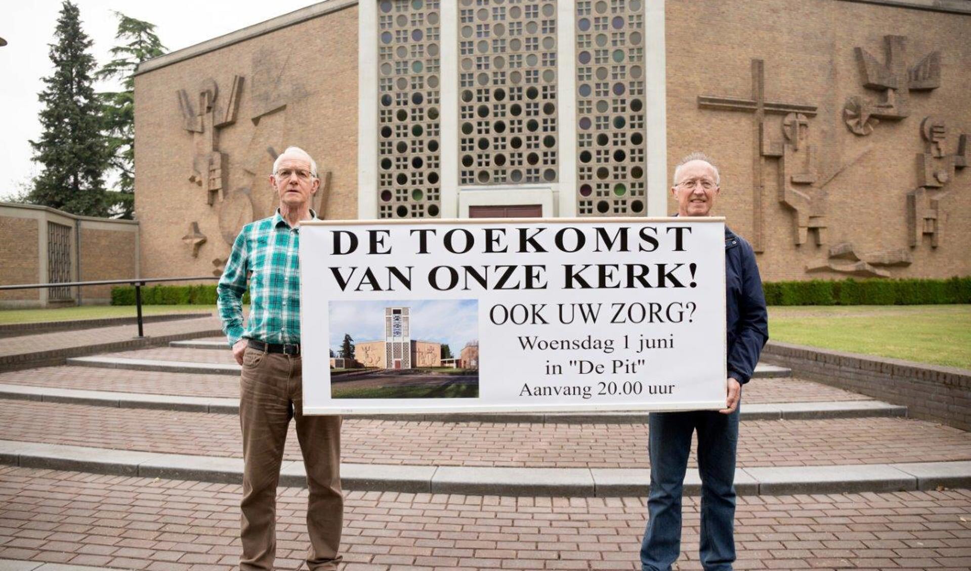 Toon Hendriks (links) en Martien Hendriks maken zich zorgen over toekomst van de Overloonse kerk. (foto: Albert Hendriks)