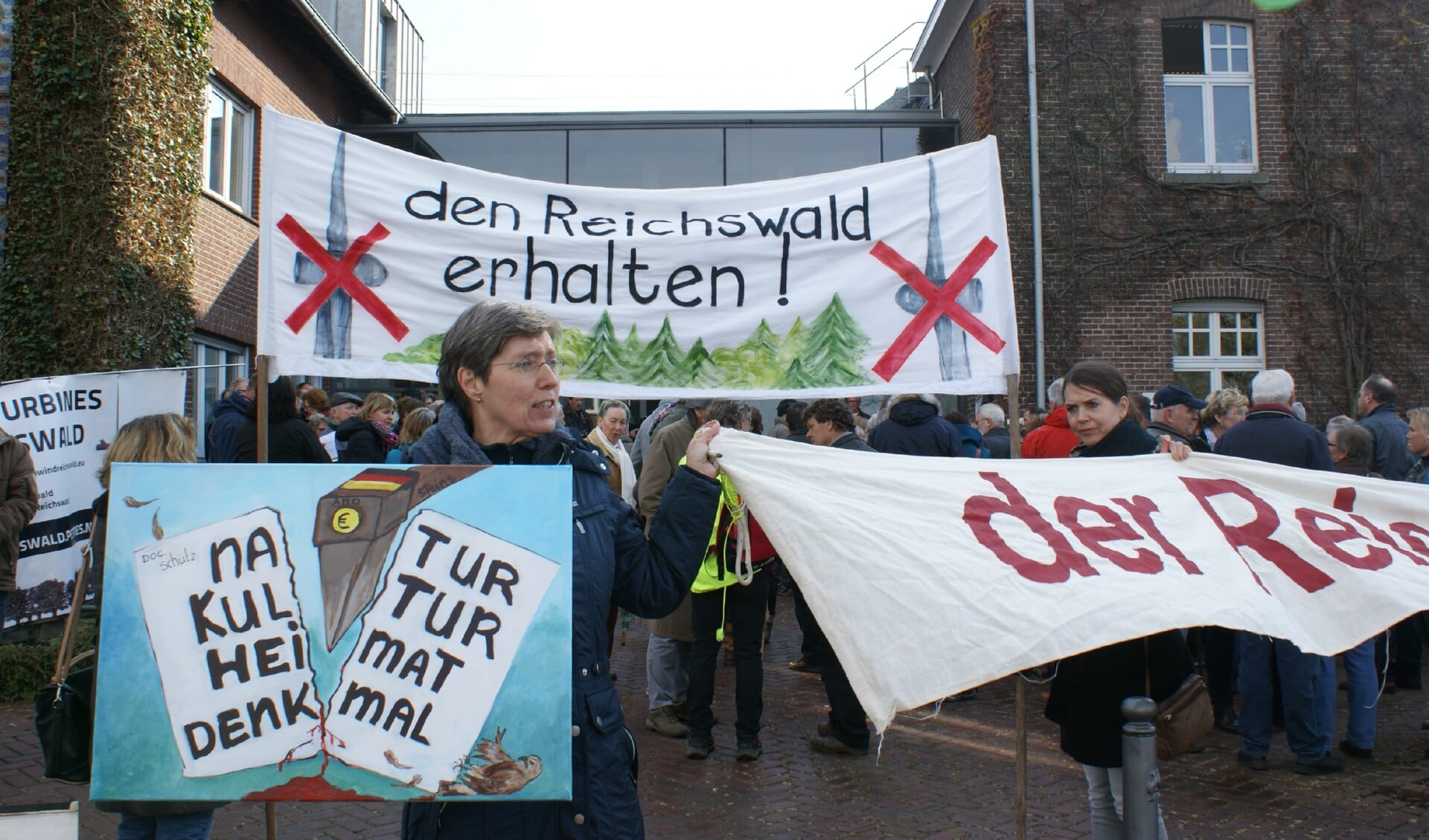 Protesten tegen het windmolenpark in het Reichswald. (foto: BI Tegenwind)