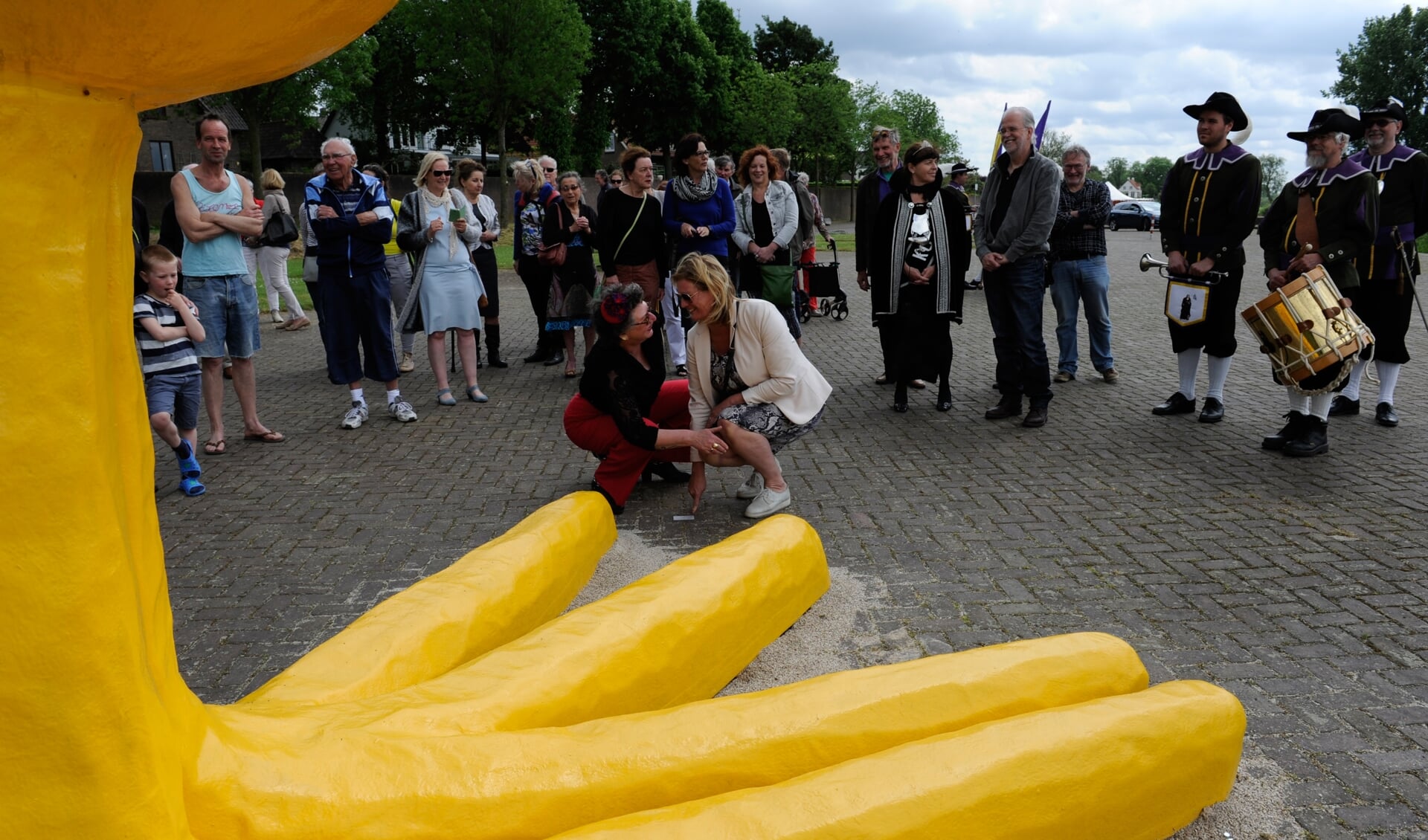 Karin Peters (witte jas) opende de beeldentuin in Mook. (foto: Ingrid Driessen)