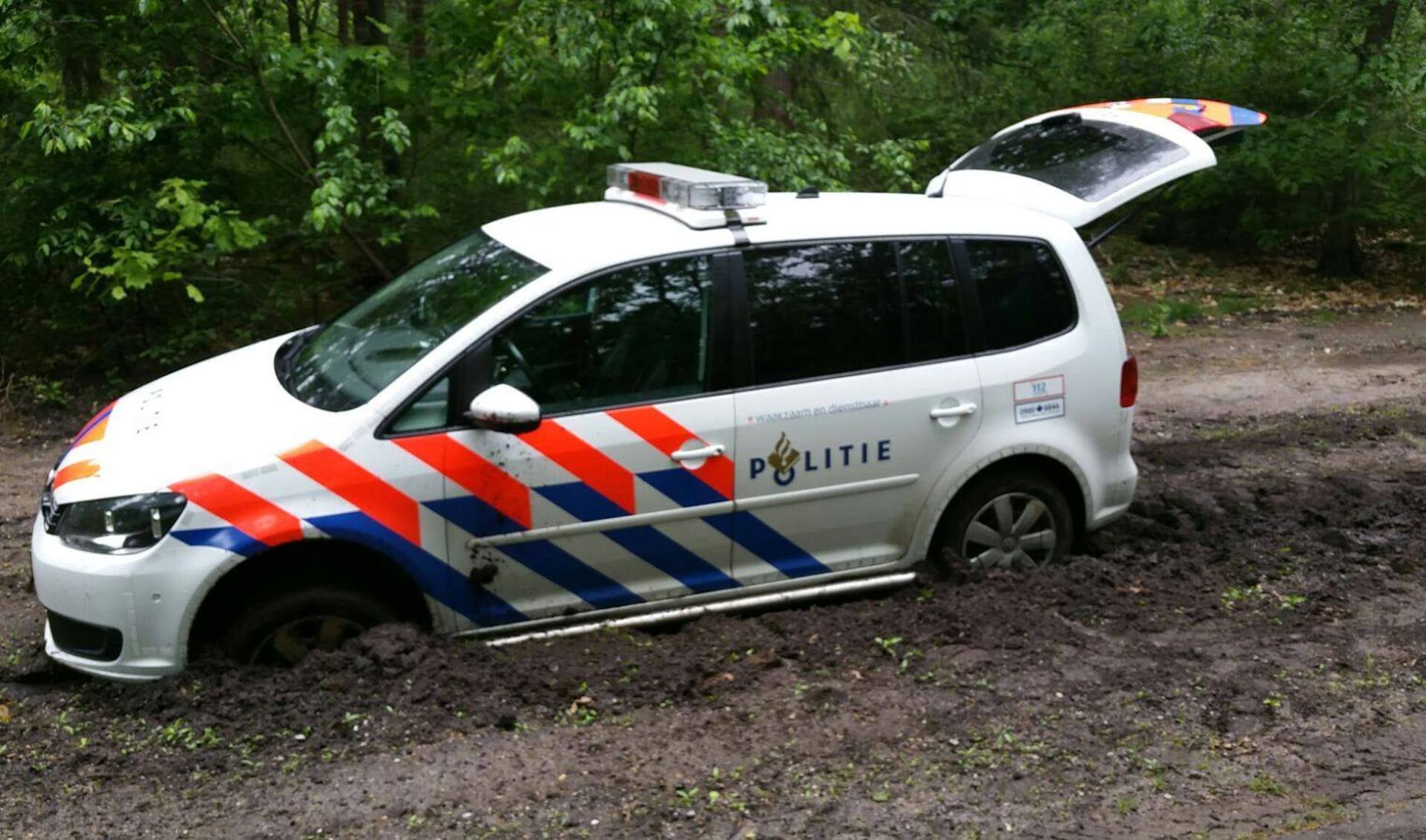 Politieauto rijdt zich vast in De Maashorst. (Foto: Facebook politie Oss)