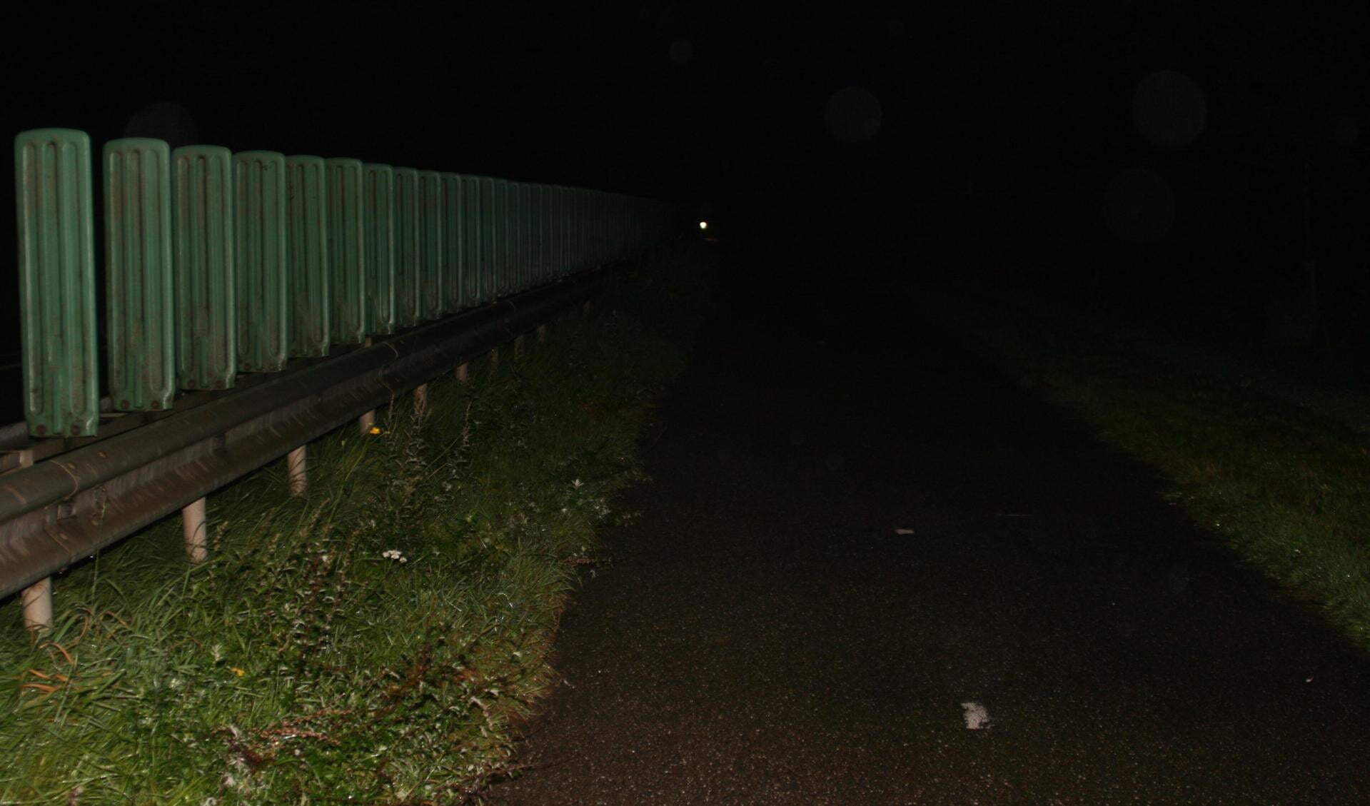 Het fietspad langs de N321 bij Beers is wel donker, maar volgens de gemeente niet gevaarlijk.