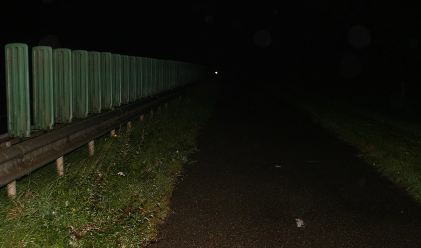 Het fietspad langs de N321 bij Beers is wel donker, maar volgens de gemeente niet gevaarlijk.  