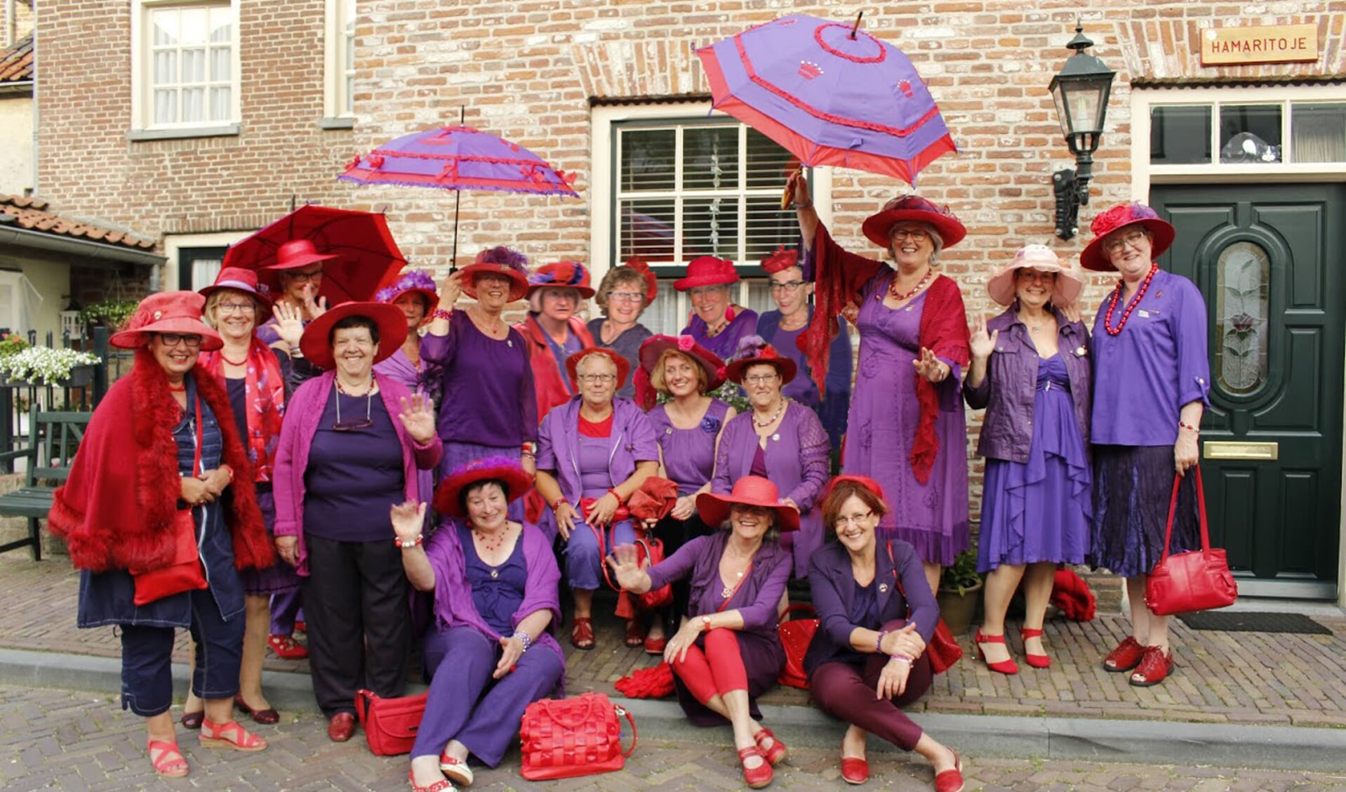 Vrolijke Vröllie uit Brabant kleuren op donderdag het centrum van Cuijk paars-rood. (foto: Jan Lamers)
