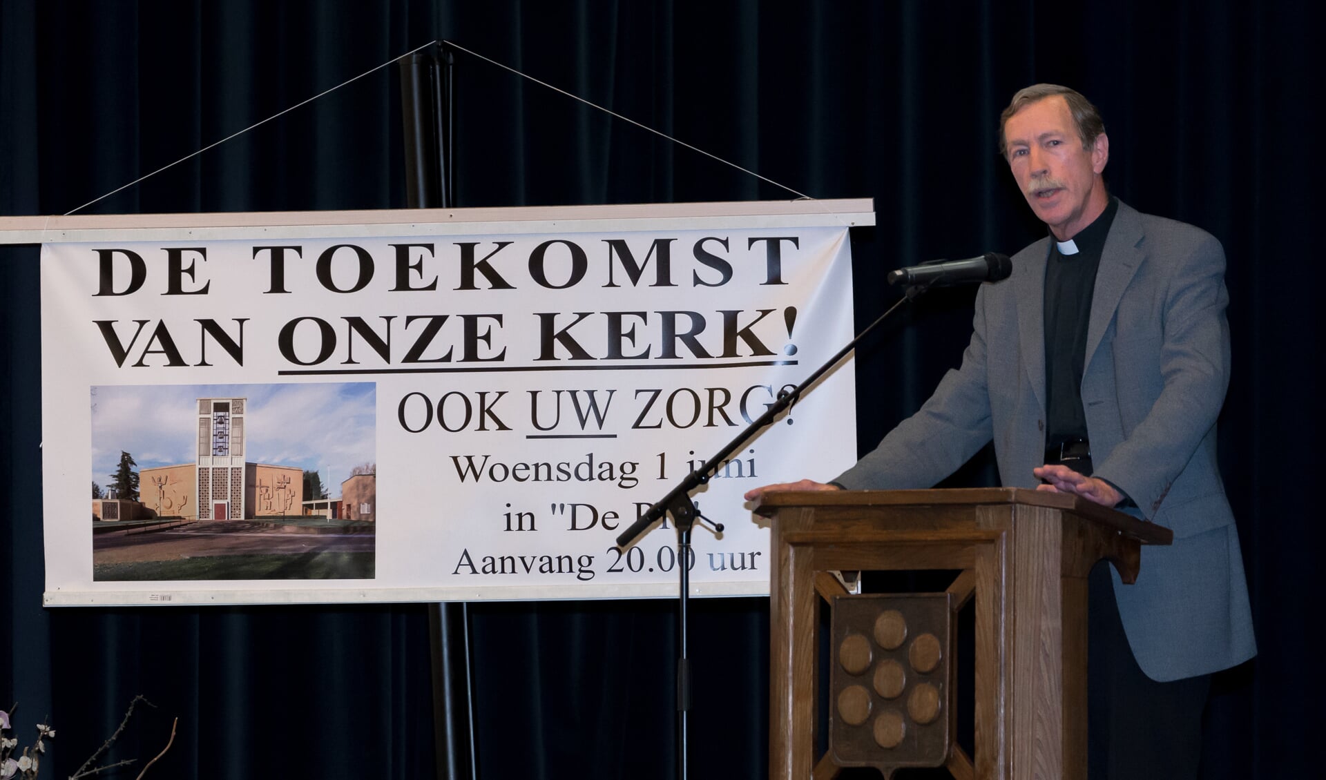 Pastoor Norbert van der Sluis tijdens de bijeenkomst in Overloon. (foto: Albert Hendriks)