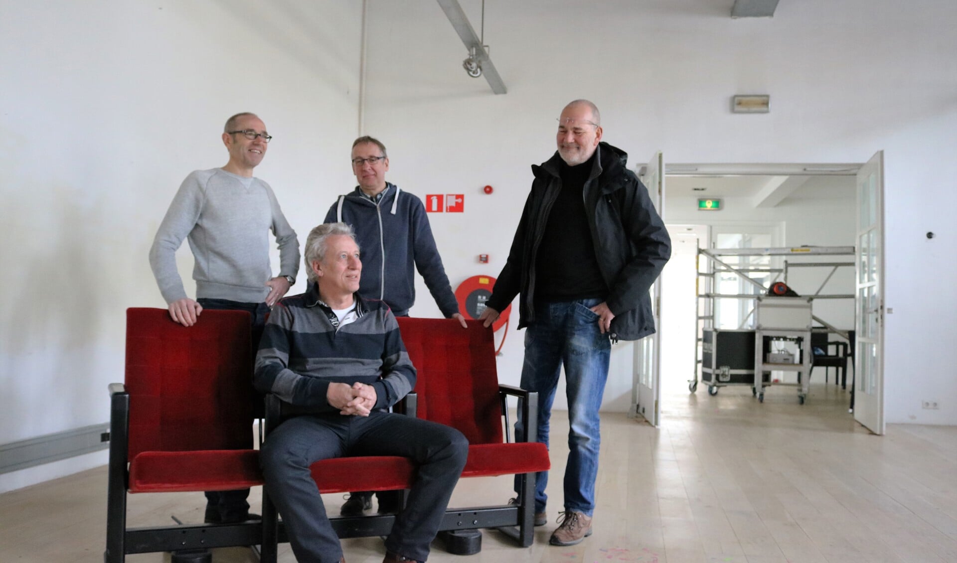 V.l.n.r.: René van Wilderen (operator), Tom Luijckx (penningmeester), Henk Ruijs (PR) en Maarten Slooves, voorzitter filmcafé Grave.