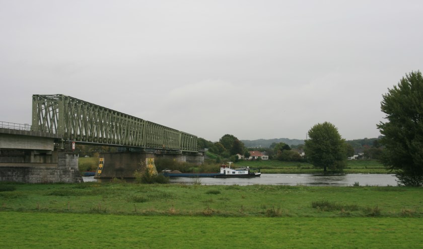 Naast de huidige spoorbrug tussen Katwijk en Mook komt een fietsbrug.  