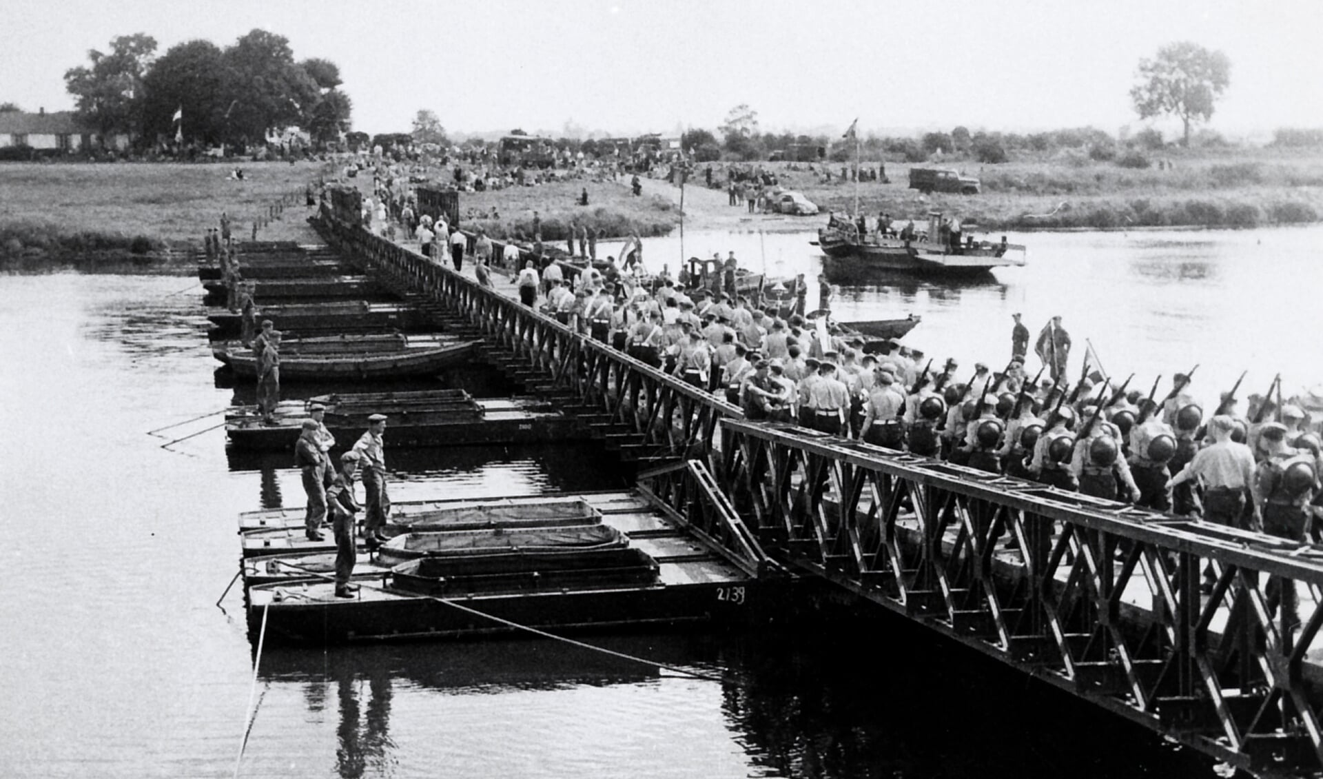 Een Baileybrug over de Maas bij Cuijk tijdens de Vierdaagse-doorkomst van 1950.