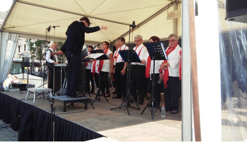 Gezelligheidskoor Efkes Anders uit Haren, bij Oss, in actie.