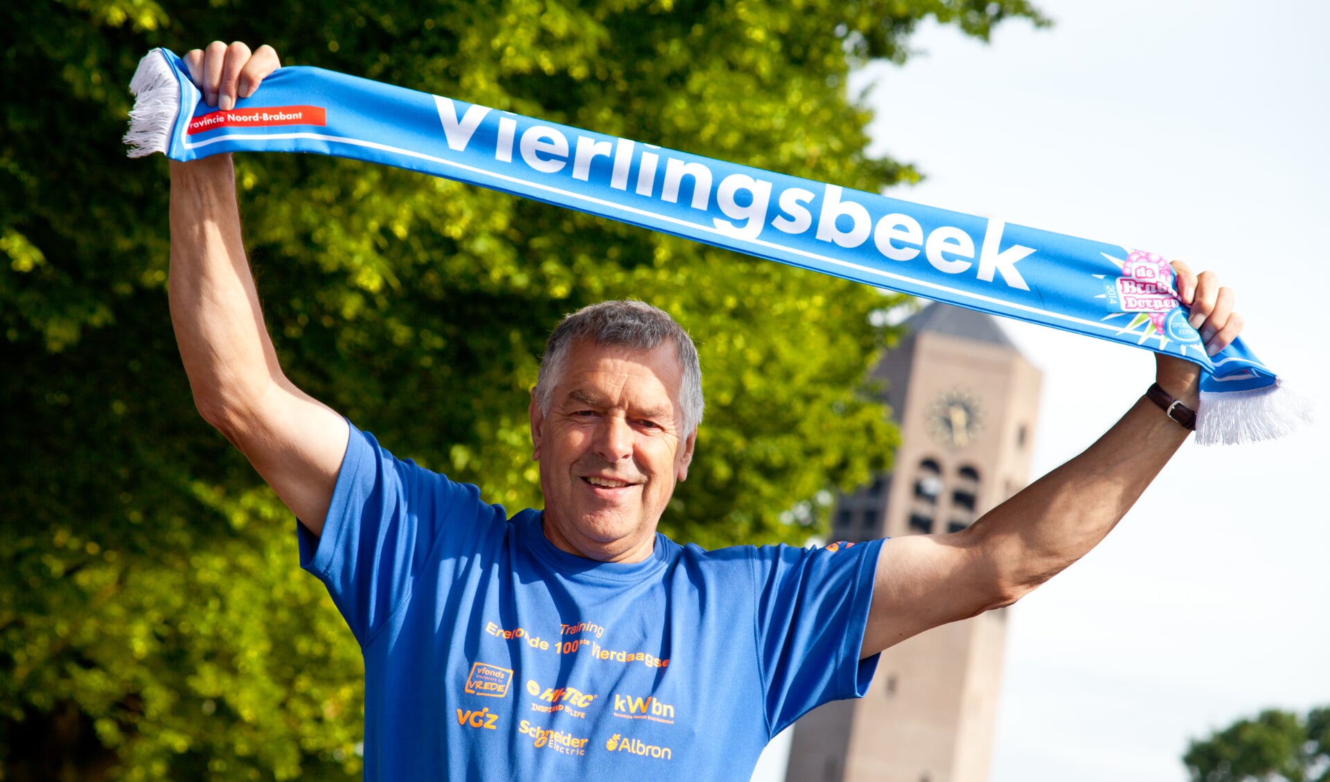 Jos van Boekel uit Vierlingsbeek loopt 'Ereronde' tijdens Vierdaagse. (foto: Diana Derks)
