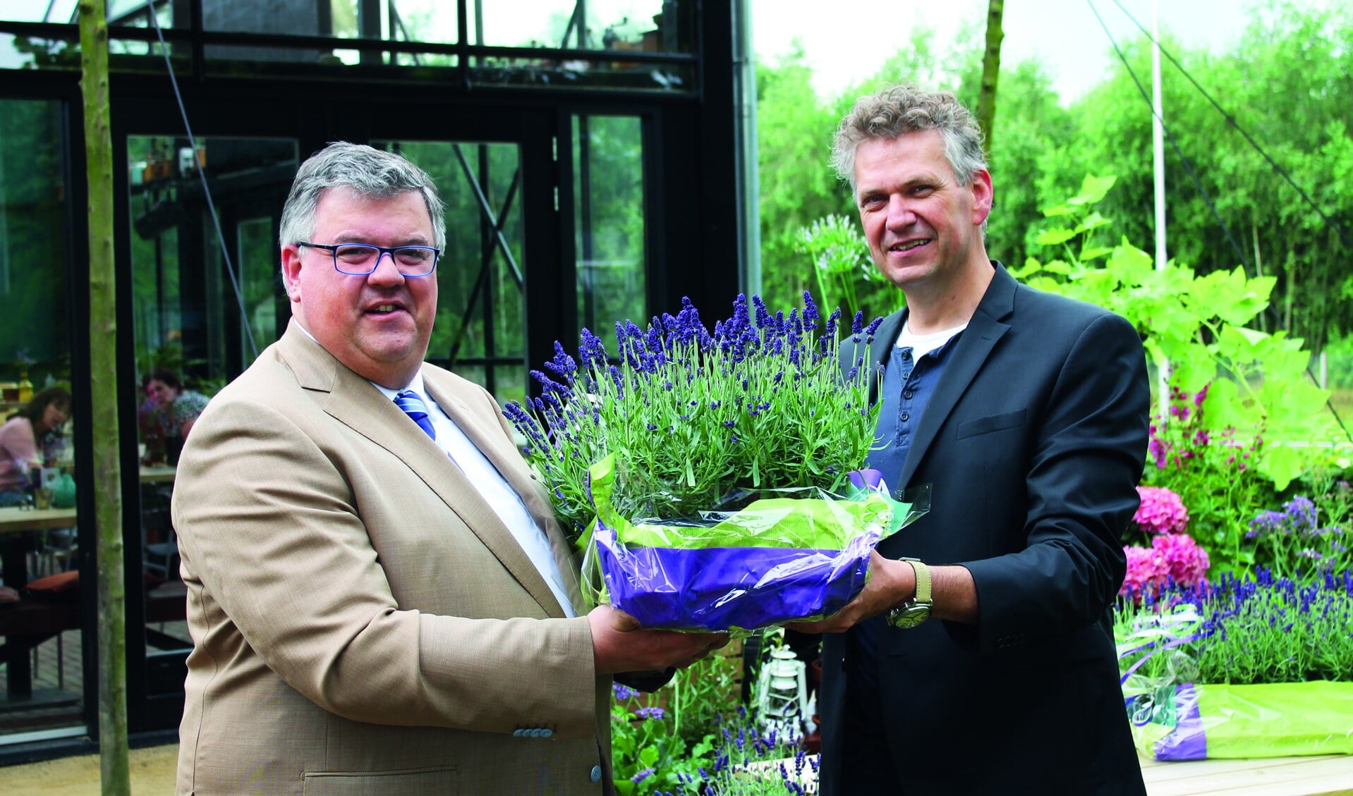 Burgemeester Bruls van Nijmegen (links) ontving de eerste plant bij Intratuin Malden.